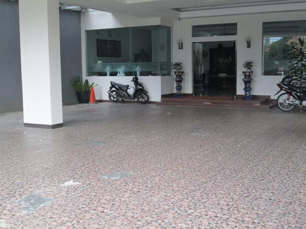 Emia Hotel Bandung Exterior foto